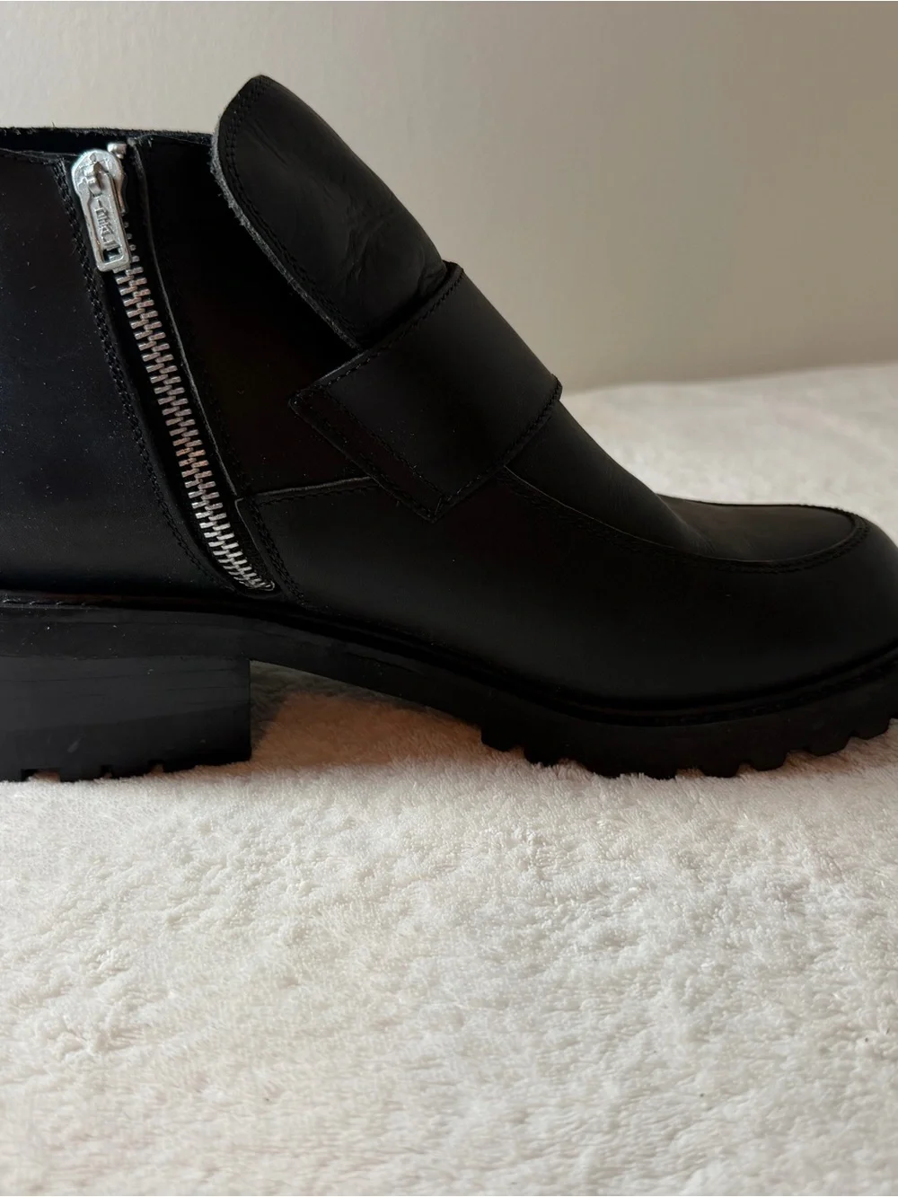 Skechers Women’s  Black Leather Slip-On Chelsea Boots